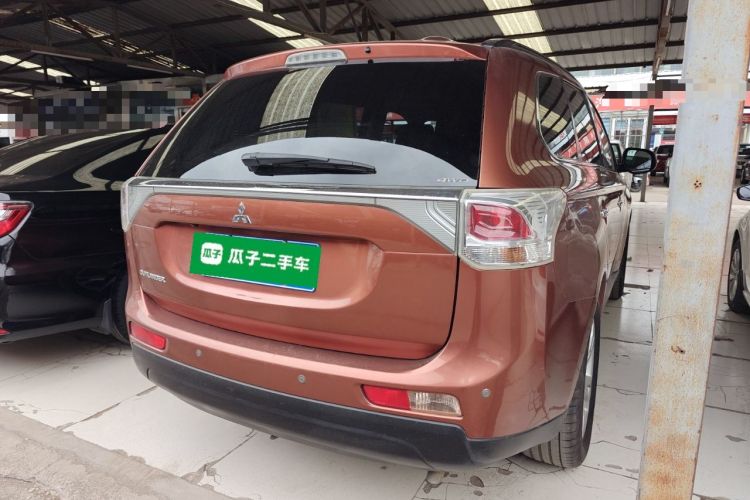 Used Mitsubishi Outlander 2013 2.4L 4x4 Luxury Navigation Edition 5 Seats Rear Right 45 Deg