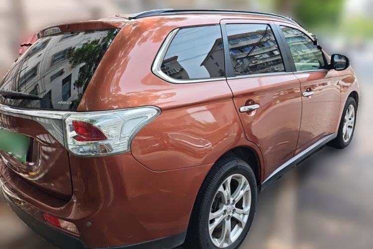 Used Mitsubishi Outlander 2013 2.4L 4x4 Luxury Navigation Edition 5 Seats Rear Right 45 Deg