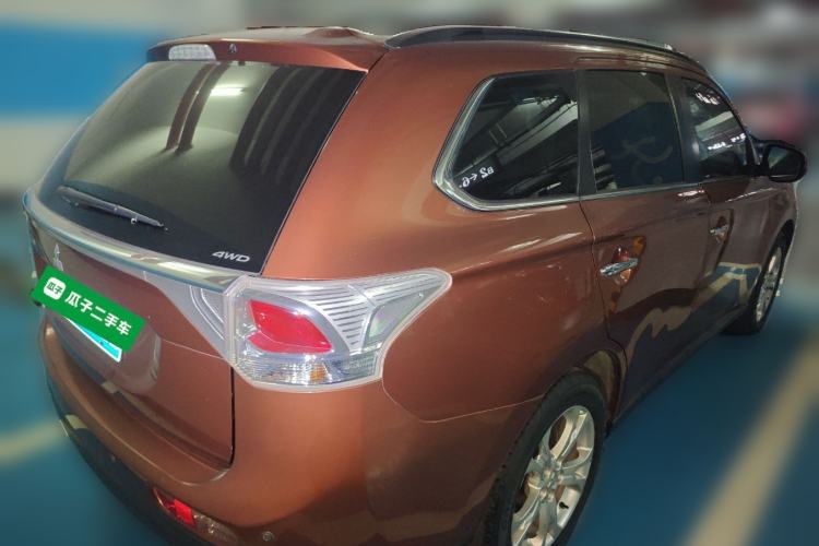 Used Mitsubishi Outlander 2013 2.4L 4x4 Luxury Navigation Edition 5 Seats Rear Right 45 Deg