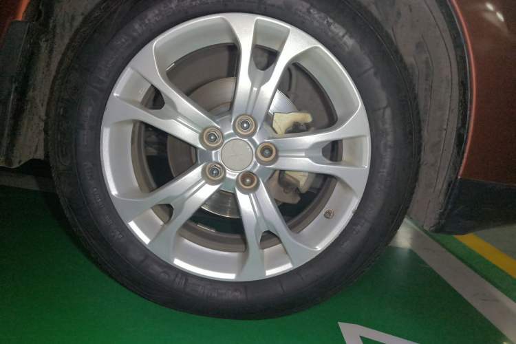 Used Mitsubishi Outlander 2013 2.4L 4x4 Luxury Navigation Edition 5 Seats Right Front Wheel Hub