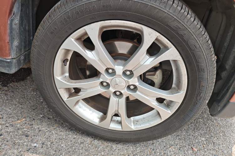 Used Mitsubishi Outlander 2013 2.4L 4x4 Luxury Navigation Edition 5 Seats Right Front Wheel Hub