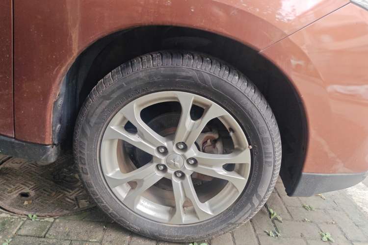 Used Mitsubishi Outlander 2013 2.4L Four-Wheel Drive Luxury Navigation Version 7 Seats Right Front Wheel Hub