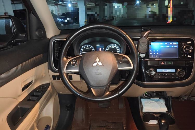 Used Mitsubishi Outlander 2013 2.4L 4x4 Luxury Navigation Edition 5 Seats Steering Wheel