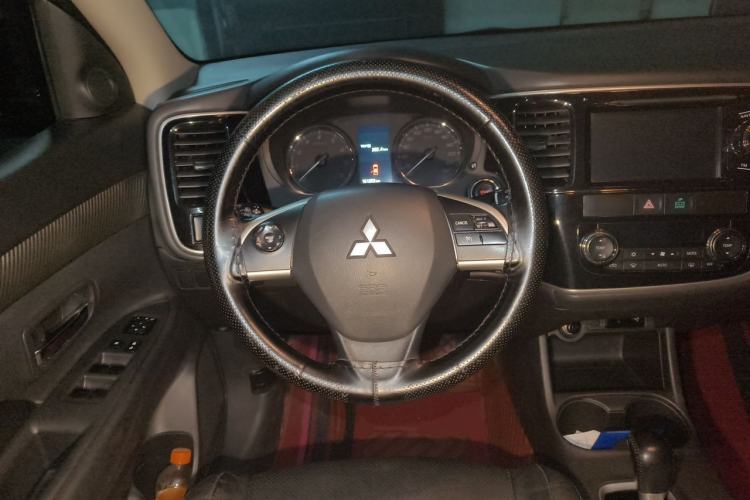 Used Mitsubishi Outlander 2013 2.4L 4x4 Luxury Navigation Edition 5 Seats Steering Wheel