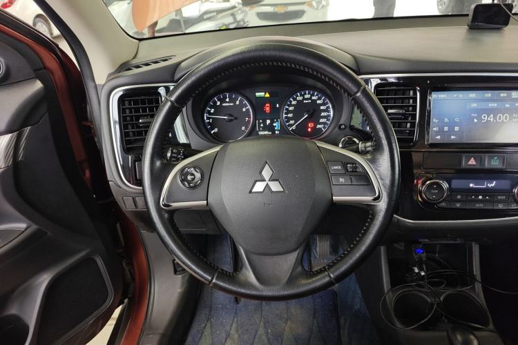 Used Mitsubishi Outlander 2013 2.4L 4x4 Luxury Navigation Edition 5 Seats Steering Wheel