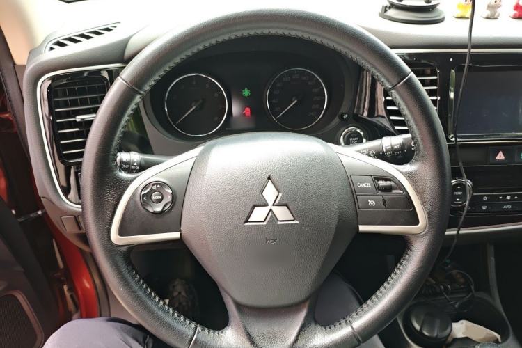 Used Mitsubishi Outlander 2013 2.4L 4x4 Luxury Navigation Edition 5 Seats Steering Wheel