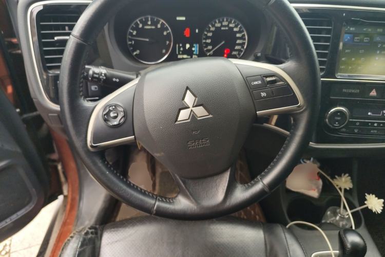 Used Mitsubishi Outlander 2013 2.4L 4x4 Luxury Navigation Edition 5 Seats Steering Wheel