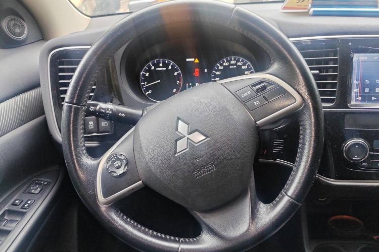 Used Mitsubishi Outlander 2013 2.4L Four-Wheel Drive Luxury Navigation Version 7 Seats Steering Wheel
