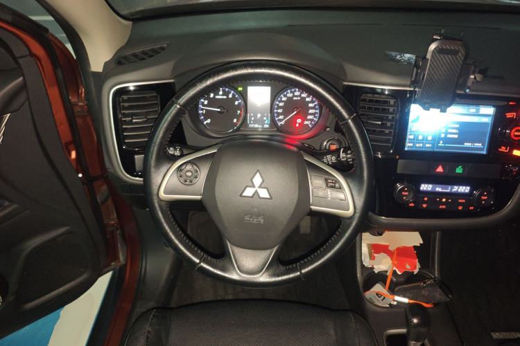 Used Mitsubishi Outlander 2013 2.4L 4x4 Luxury Navigation Edition 5 Seats Steering Wheel
