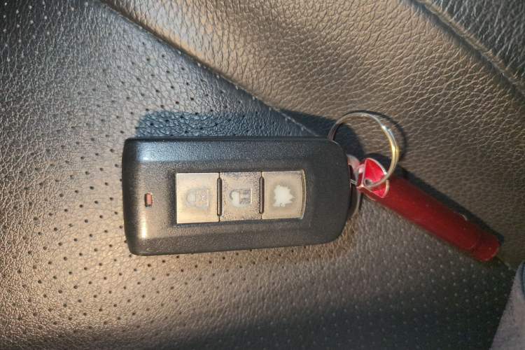 Used Mitsubishi Outlander 2013 2.4L 4x4 Luxury Navigation Edition 5 Seats Vehicle Key