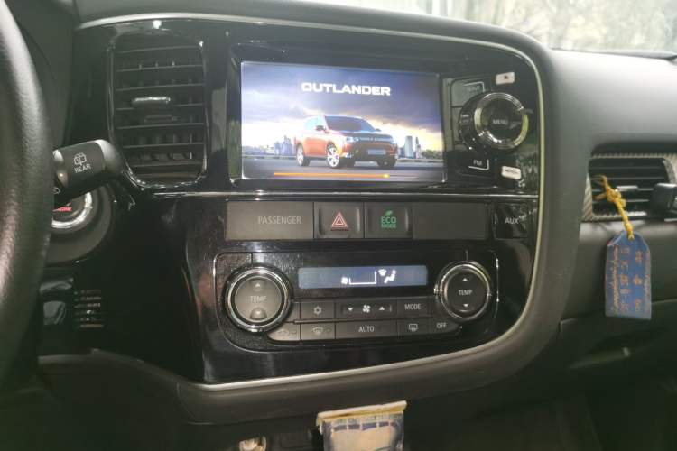Used Mitsubishi Outlander 2013 2.4L 4x4 Luxury Navigation Edition 5 Seats Audio And AC Panel