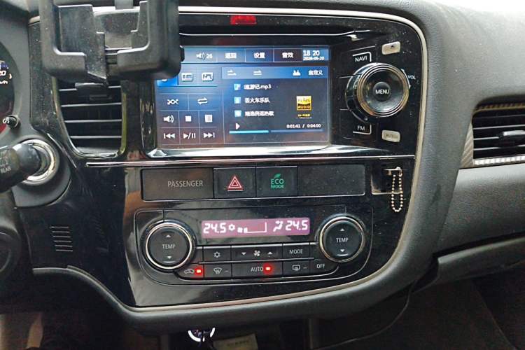 Used Mitsubishi Outlander 2013 2.4L 4x4 Luxury Navigation Edition 5 Seats Audio And AC Panel