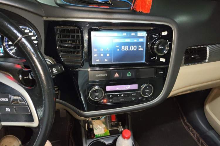Used Mitsubishi Outlander 2013 2.4L Four-Wheel Drive Luxury Navigation Version 7 Seats Audio And AC Panel