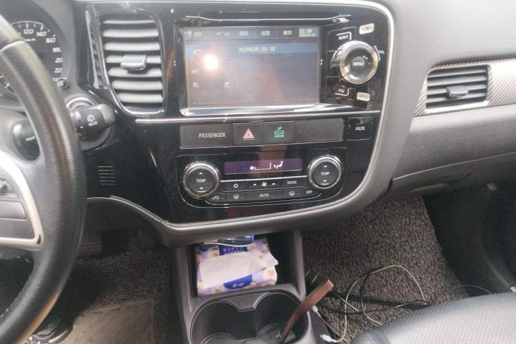 Used Mitsubishi Outlander 2013 2.4L 4x4 Luxury Navigation Edition 5 Seats Audio And AC Panel