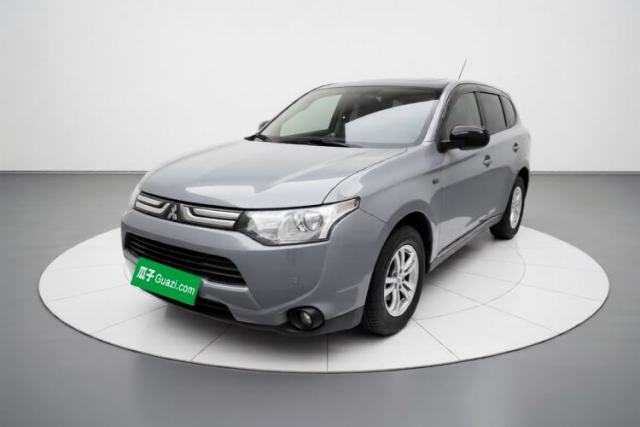 Ojetý Mitsubishi Outlander 2013 2.0L Two-Wheel Drive Sport Navigation Version 5 Seats