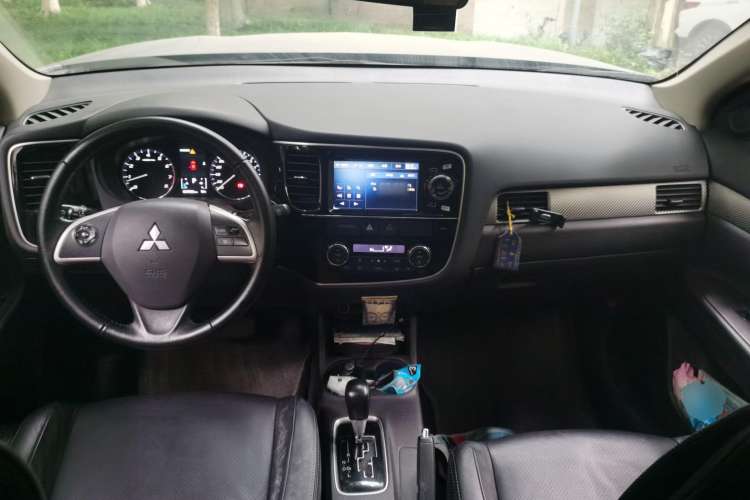 Used Mitsubishi Outlander 2013 2.4L 4x4 Luxury Navigation Edition 5 Seats Center Console