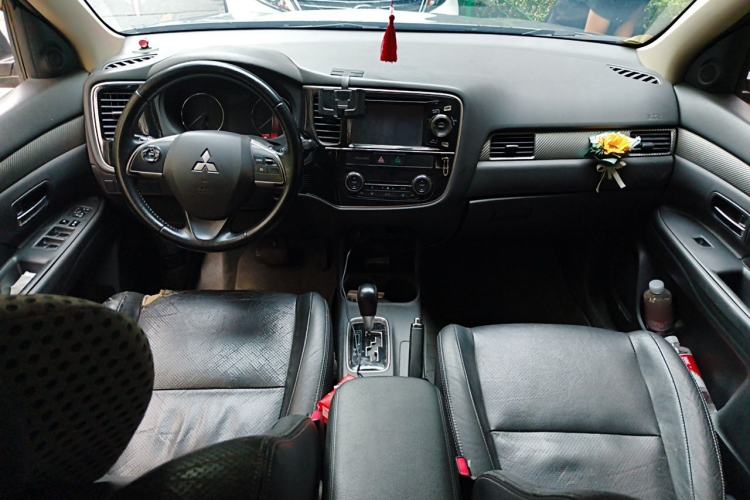 Used Mitsubishi Outlander 2013 2.4L 4x4 Luxury Navigation Edition 5 Seats Center Console