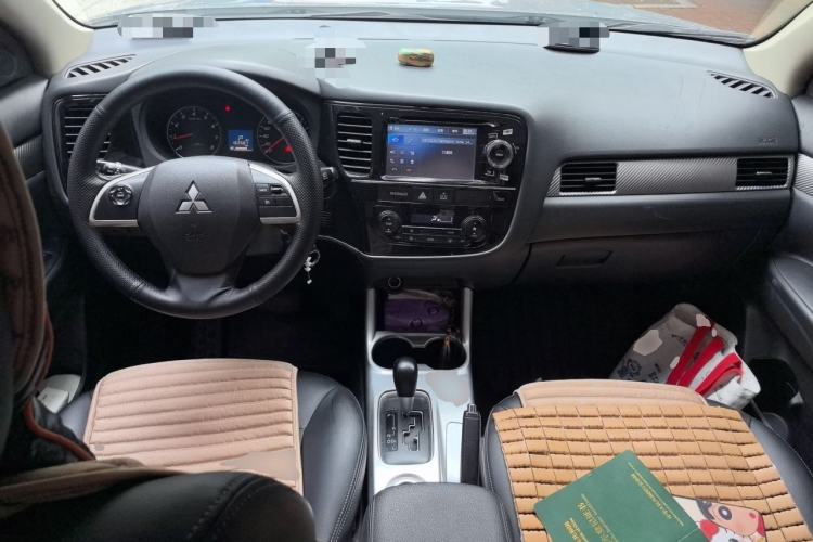 Used Mitsubishi Outlander 2013 2.0L Two-Wheel Drive Sport Navigation Version 5 Seats Center Console