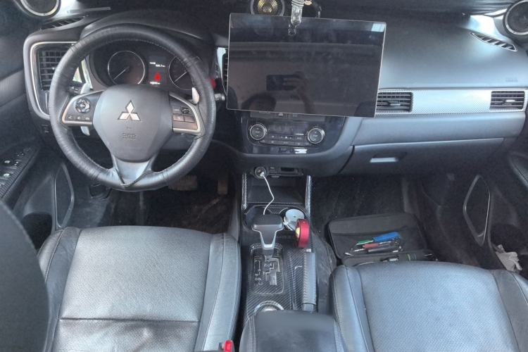 Used Mitsubishi Outlander 2013 2.4L 4x4 Luxury Navigation Edition 5 Seats Center Console