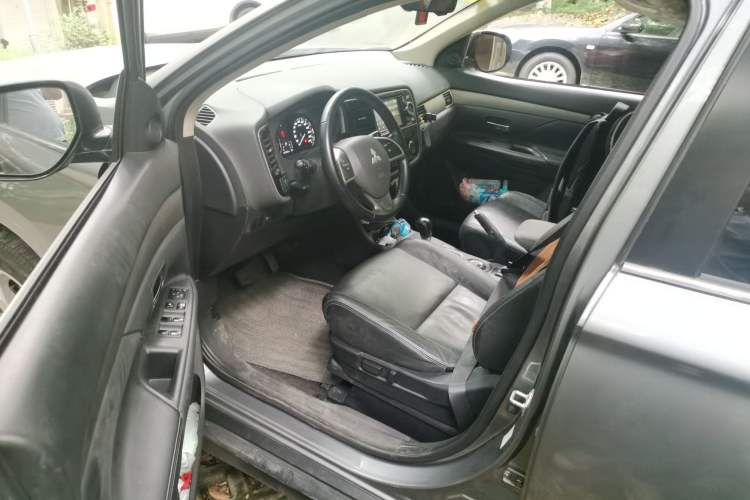 Used Mitsubishi Outlander 2013 2.4L 4x4 Luxury Navigation Edition 5 Seats Driver Seat