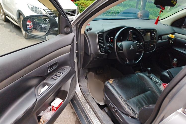 Used Mitsubishi Outlander 2013 2.4L 4x4 Luxury Navigation Edition 5 Seats Driver Seat