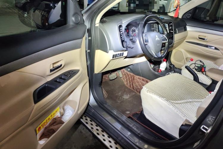 Used Mitsubishi Outlander 2013 2.4L Four-Wheel Drive Luxury Navigation Version 7 Seats Driver Seat
