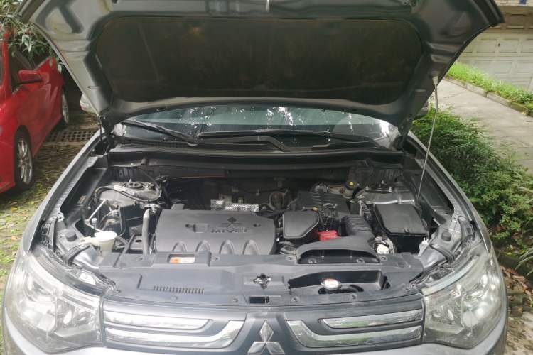 Used Mitsubishi Outlander 2013 2.4L 4x4 Luxury Navigation Edition 5 Seats Engine Bay