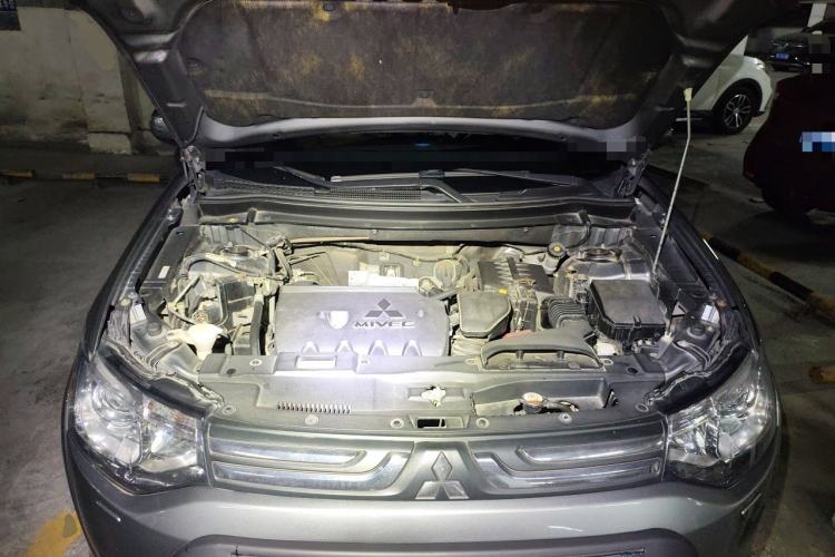 Used Mitsubishi Outlander 2013 2.4L Four-Wheel Drive Luxury Navigation Version 7 Seats Engine Bay