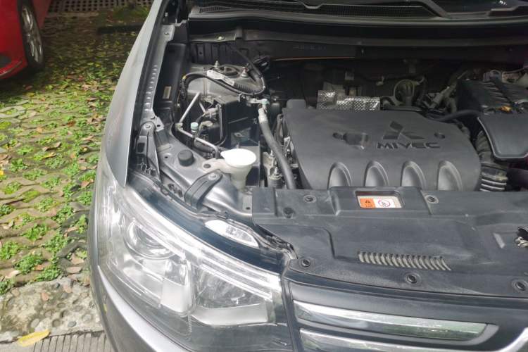 Used Mitsubishi Outlander 2013 2.4L 4x4 Luxury Navigation Edition 5 Seats Engine Bay Right