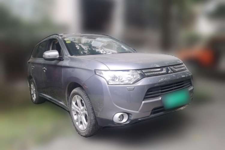 Used Mitsubishi Outlander 2013 2.4L 4x4 Luxury Navigation Edition 5 Seats Front Right 45 Deg