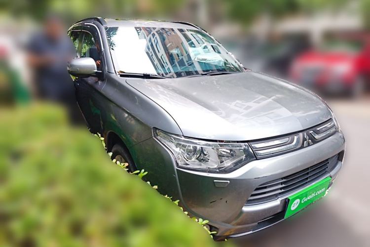 Used Mitsubishi Outlander 2013 2.4L 4x4 Luxury Navigation Edition 5 Seats Front Right 45 Deg