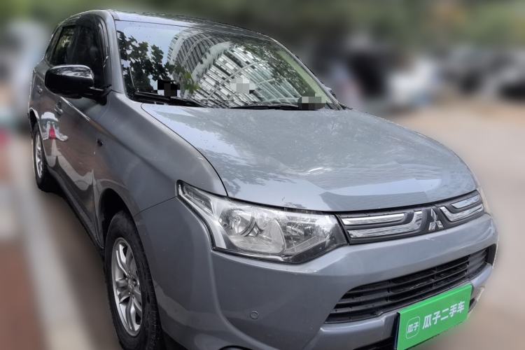 Used Mitsubishi Outlander 2013 2.0L Two-Wheel Drive Sport Navigation Version 5 Seats Front Right 45 Deg