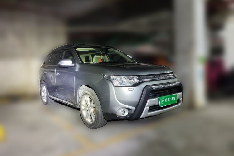 Used Mitsubishi Outlander 2013 2.4L Four-Wheel Drive Luxury Navigation Version 7 Seats Front Right 45 Deg