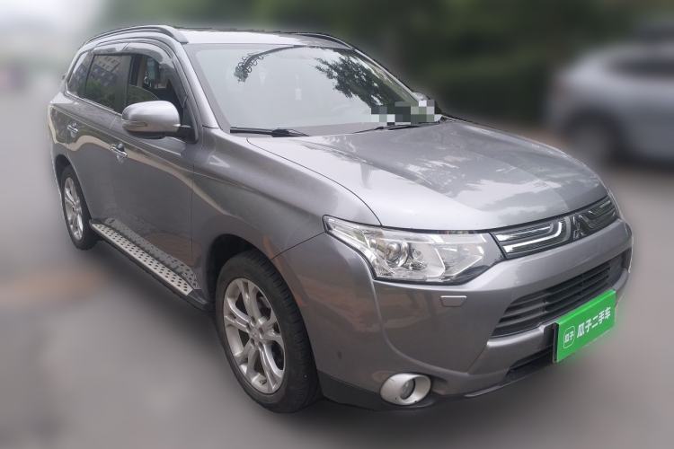 Used Mitsubishi Outlander 2013 2.4L 4x4 Luxury Navigation Edition 5 Seats Front Right 45 Deg