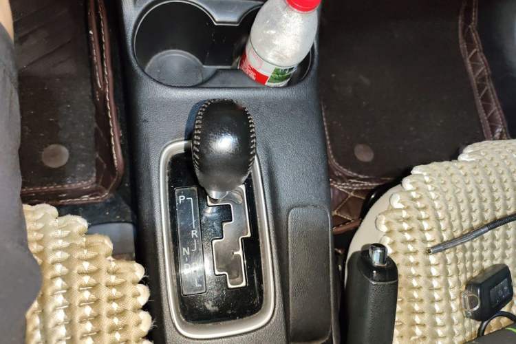 Used Mitsubishi Outlander 2013 2.4L Four-Wheel Drive Luxury Navigation Version 7 Seats Gear Lever