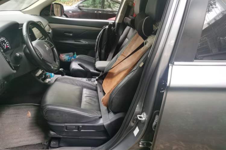Used Mitsubishi Outlander 2013 2.4L 4x4 Luxury Navigation Edition 5 Seats Left Front Seat