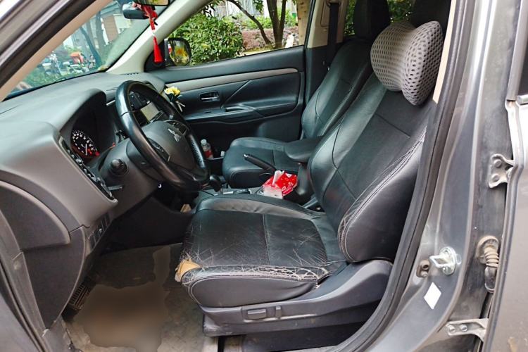 Used Mitsubishi Outlander 2013 2.4L 4x4 Luxury Navigation Edition 5 Seats Left Front Seat
