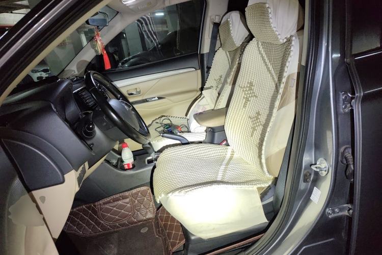 Used Mitsubishi Outlander 2013 2.4L Four-Wheel Drive Luxury Navigation Version 7 Seats Left Front Seat