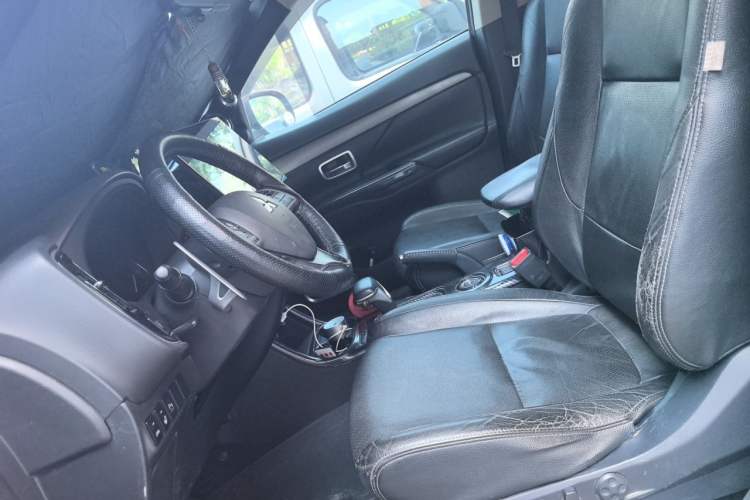 Used Mitsubishi Outlander 2013 2.4L 4x4 Luxury Navigation Edition 5 Seats Left Front Seat