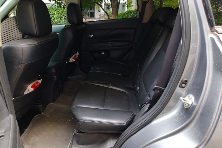 Used Mitsubishi Outlander 2013 2.4L 4x4 Luxury Navigation Edition 5 Seats Left Rear Seat