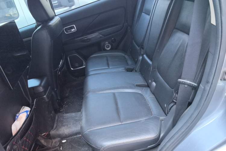 Used Mitsubishi Outlander 2013 2.4L 4x4 Luxury Navigation Edition 5 Seats Left Rear Seat