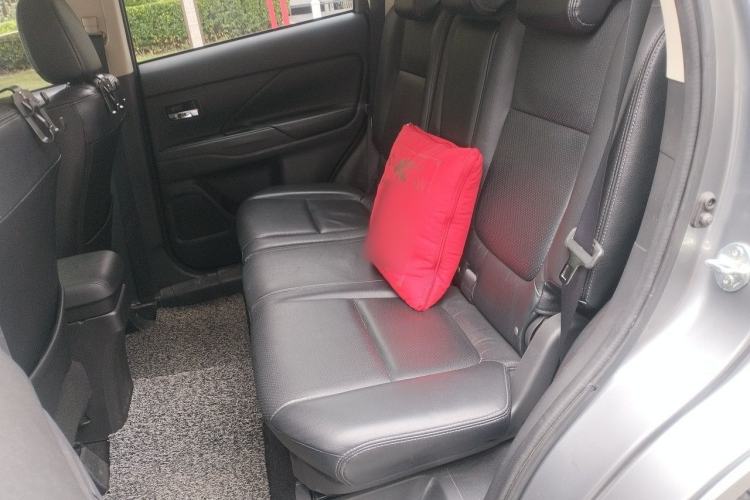 Used Mitsubishi Outlander 2013 2.4L 4x4 Luxury Navigation Edition 5 Seats Left Rear Seat