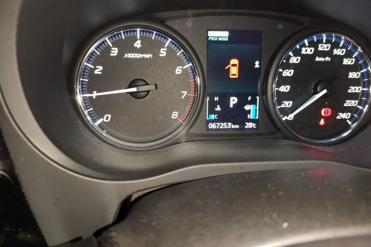 Used Mitsubishi Outlander 2013 2.4L Four-Wheel Drive Luxury Navigation Version 7 Seats Odometer Close Up
