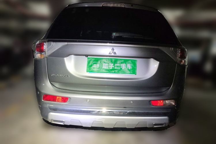 Used Mitsubishi Outlander 2013 2.4L Four-Wheel Drive Luxury Navigation Version 7 Seats Rear