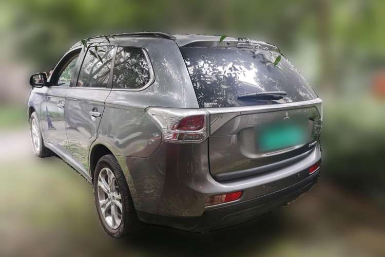 Used Mitsubishi Outlander 2013 2.4L 4x4 Luxury Navigation Edition 5 Seats Rear Left 45 Deg
