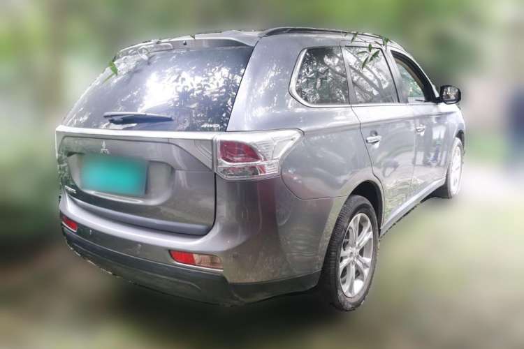 Used Mitsubishi Outlander 2013 2.4L 4x4 Luxury Navigation Edition 5 Seats Rear Right 45 Deg