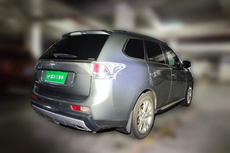 Used Mitsubishi Outlander 2013 2.4L Four-Wheel Drive Luxury Navigation Version 7 Seats Rear Right 45 Deg