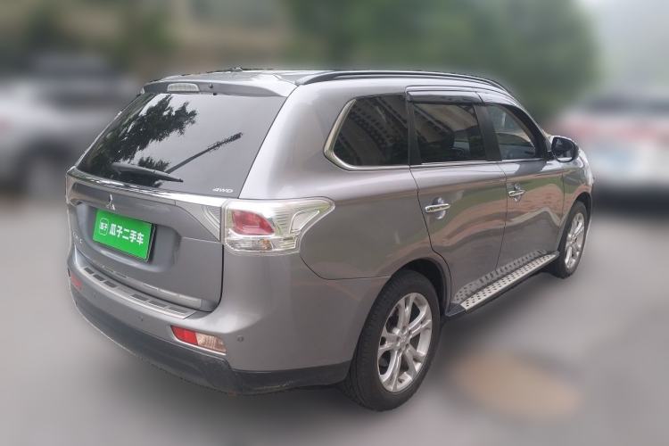 Used Mitsubishi Outlander 2013 2.4L 4x4 Luxury Navigation Edition 5 Seats Rear Right 45 Deg