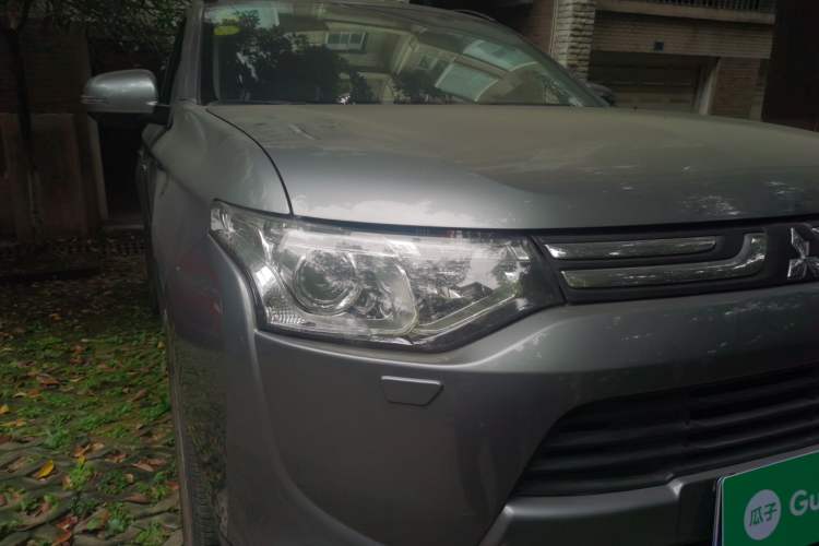 Used Mitsubishi Outlander 2013 2.4L 4x4 Luxury Navigation Edition 5 Seats Right Front Headlight