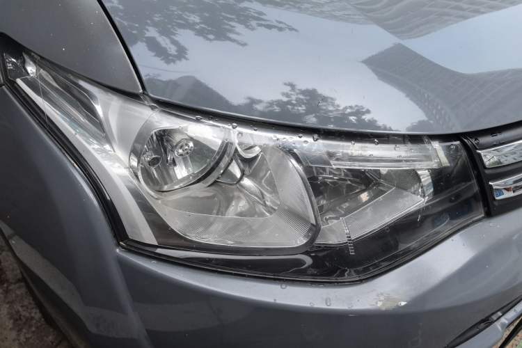 Used Mitsubishi Outlander 2013 2.0L Two-Wheel Drive Sport Navigation Version 5 Seats Right Front Headlight